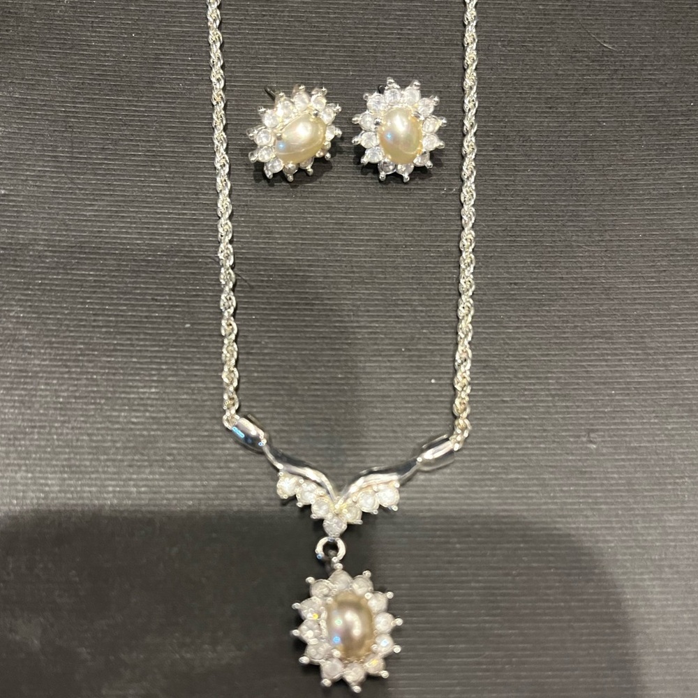 Elegant Silver and Pearl Jewelry Set
